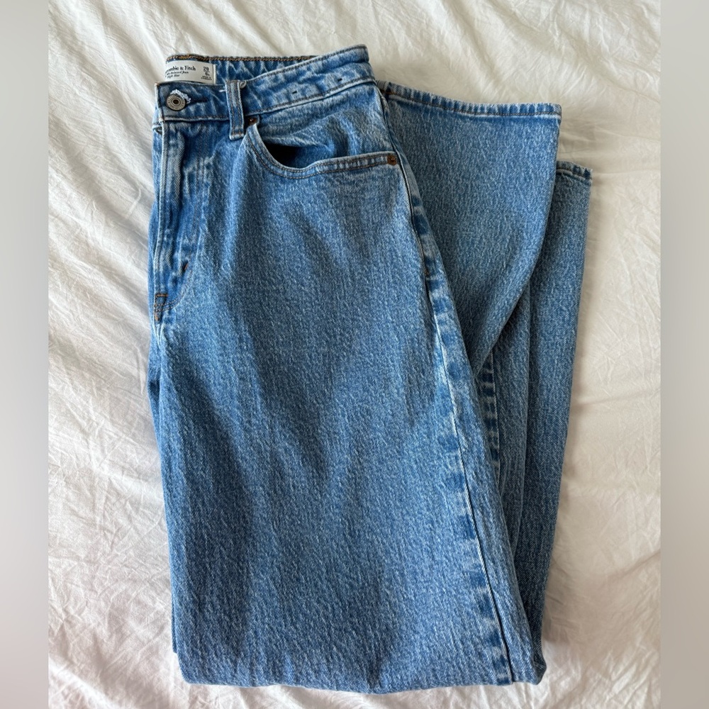 Abercrombie Curve Love High Rise Relaxed Straight Jean Medium Wash - 28S